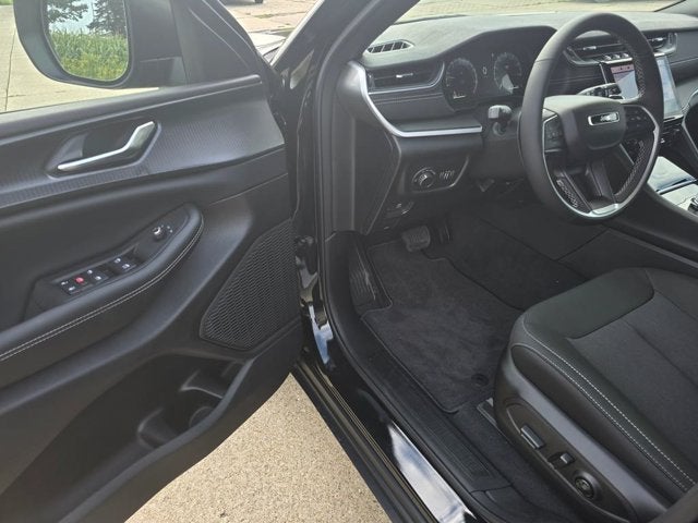 2027 Jeep Grand Cherokee GRAND CHEROKEE LAREDO X 4X4