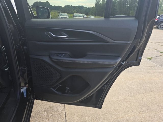 2027 Jeep Grand Cherokee GRAND CHEROKEE LAREDO X 4X4