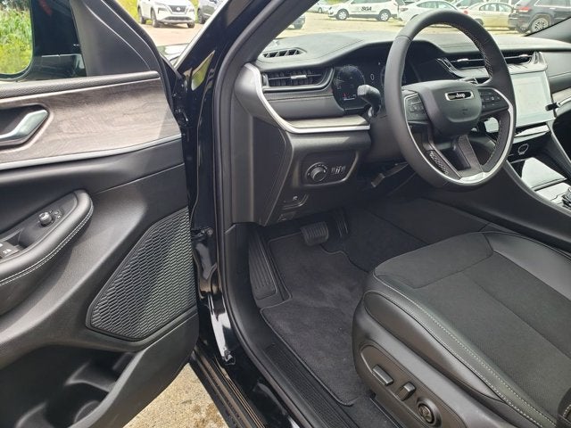 2027 Jeep Grand Cherokee Laredo Altitude