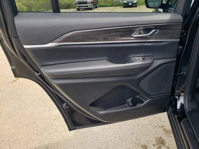 2027 Jeep Grand Cherokee Laredo Altitude