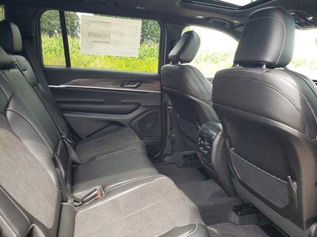 2027 Jeep Grand Cherokee Laredo Altitude
